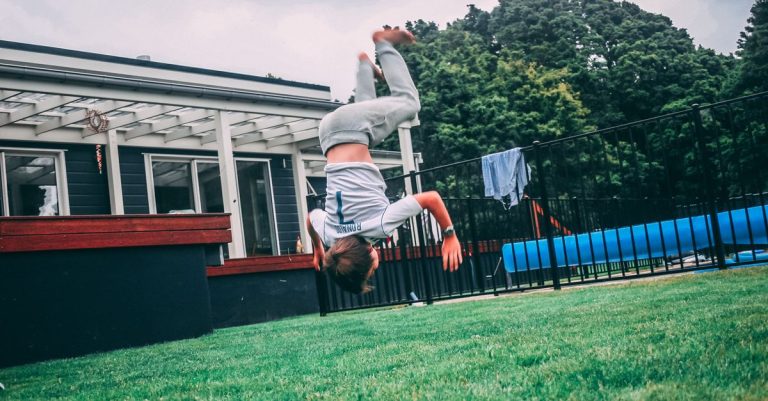 Il claque un backflip monstrueux pour passer un canyon