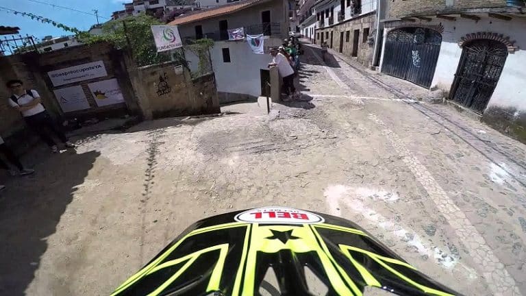 VTT: la folle course contre la montre dans les ruelles d&rsquo;une ville mexicaine