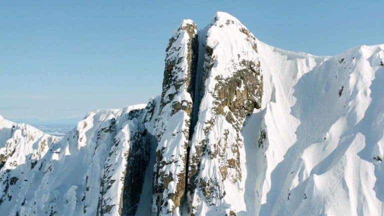 Vidéo: il skie dans un couloir étroit impossible