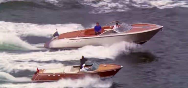 Vidéo: Federer et Hewitt jouent au tennis en bateau à Sydney