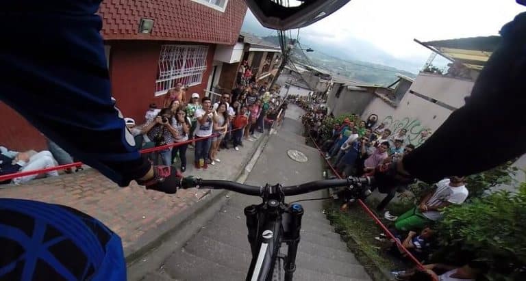 La descente de Marcelo Gutierrez dans les rues de Manizales en Colombie
