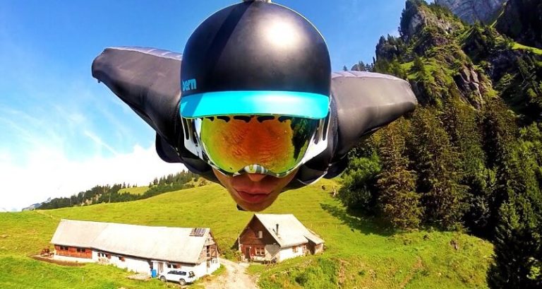 Brandon Mikesell frôle des falaises en wingsuit