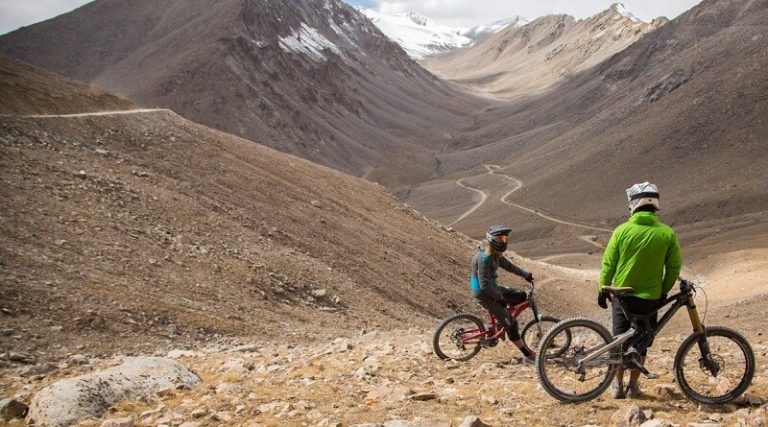 Deux riders descendent un col situé à 5600 m d’altitude en Inde