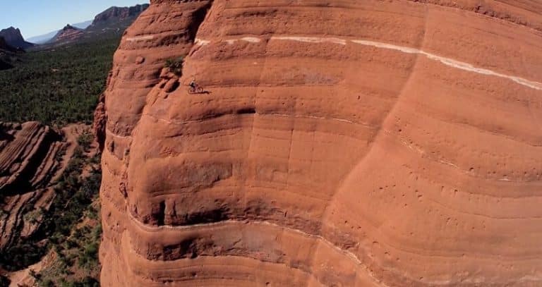 Vidéo: un cycliste casse-cou risque sa vie au bord du précipice