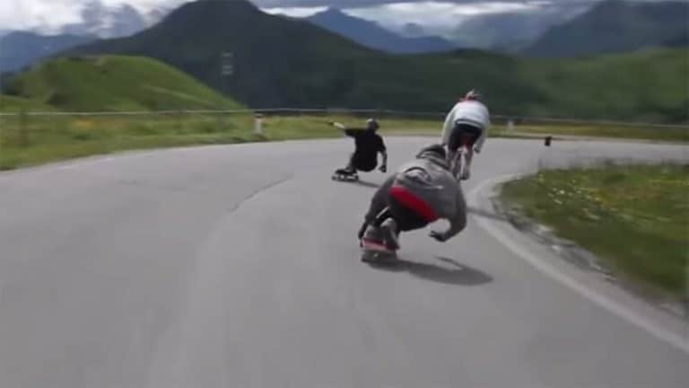 Vidéo: deux skateurs dévalent une route des Alpes et doublent des cyclistes