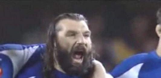 Sebastien Chabal devant le Haka des All Blacks