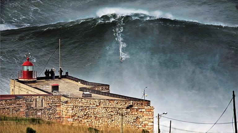 Surf : Les vagues monstrueuses de Nazaré au Portugal