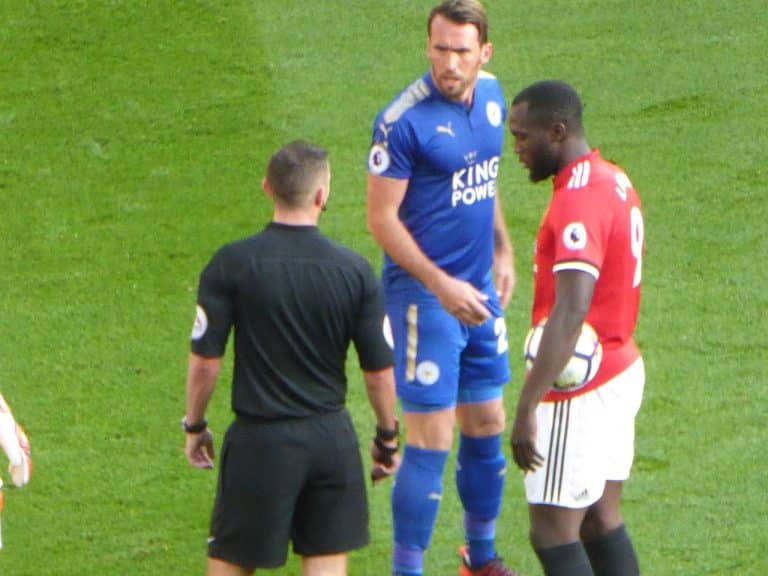L’attaquant de Manchester United Lukaku et l&rsquo;affaire du coup de pied sur Gaetan Bong