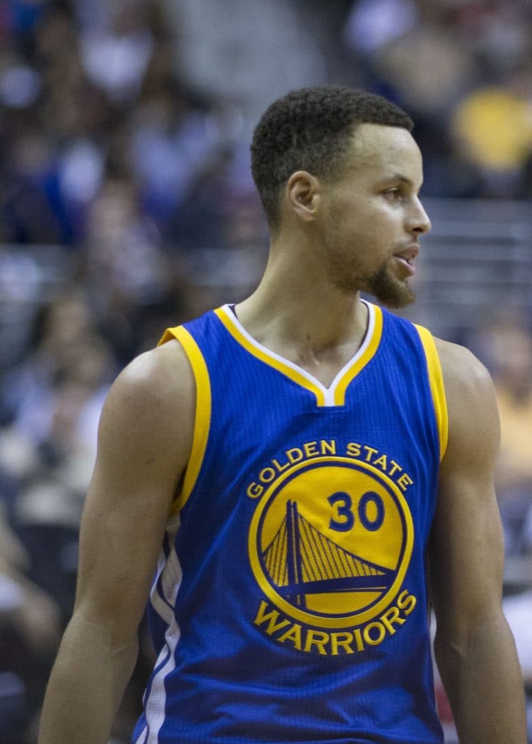 Stephen Curry s’est blessé lors du match opposant les Warriors aux Sixers