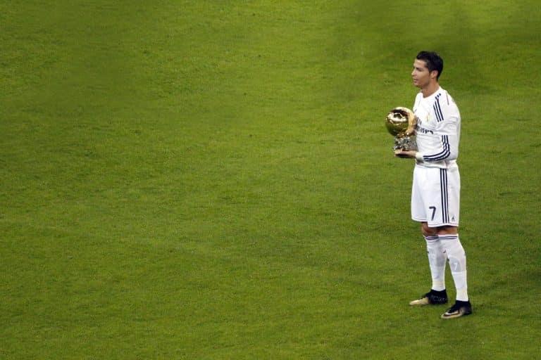 Cristiano Ronaldo présente sur Instagram son 5ème Ballon d’or