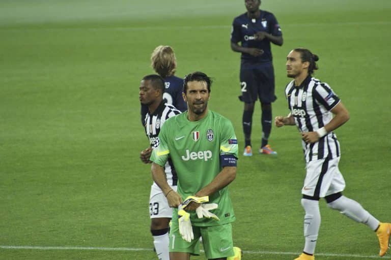 L&rsquo;arbitre de la victoire du Real sous protection policière