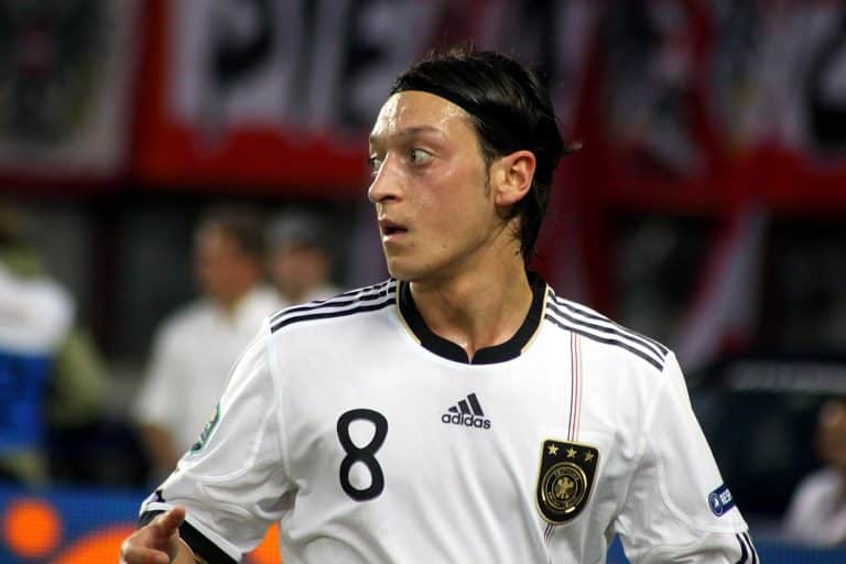 Mesut Özil : la fédération allemande de foot rejette la revendication de racisme du milieu de terrain