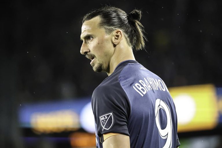 La statue de Zlatan Ibrahimovic sciée aux chevilles et renversée à Malmö