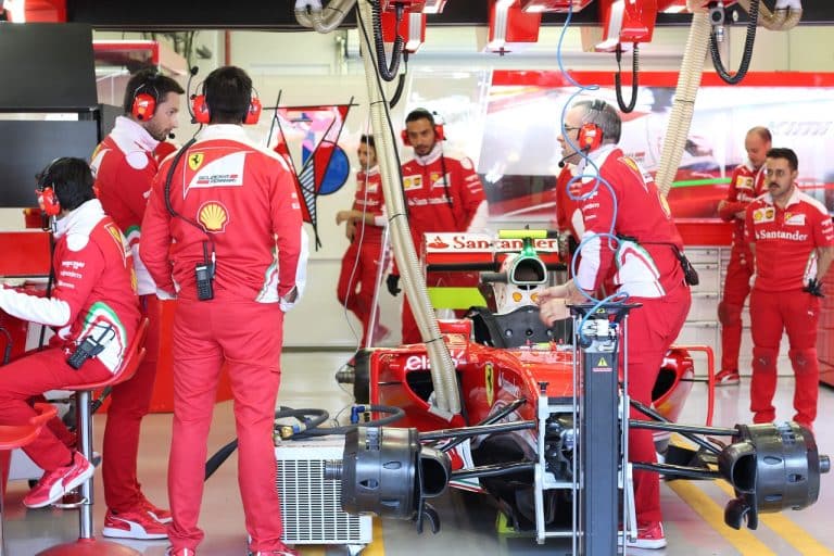 Lewis Hamilton : enlever tous les symboles racistes