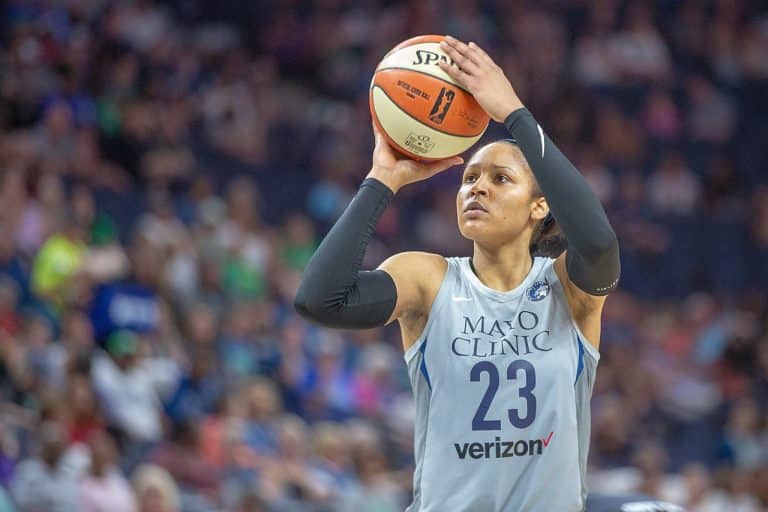 La star de la WNBA arrête le sport pour la libération d’un homme