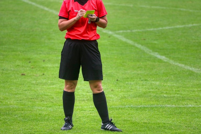 Mike Dean : un arbitre impliqué dans un match riche en incidents fait son retour