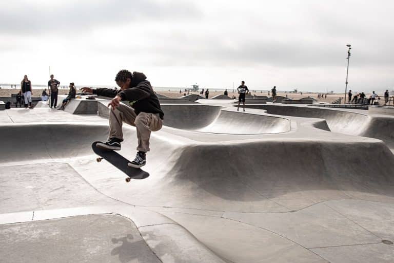 Désormais sport olympique, le skate est un moyen d’expression pour les passionnés locaux
