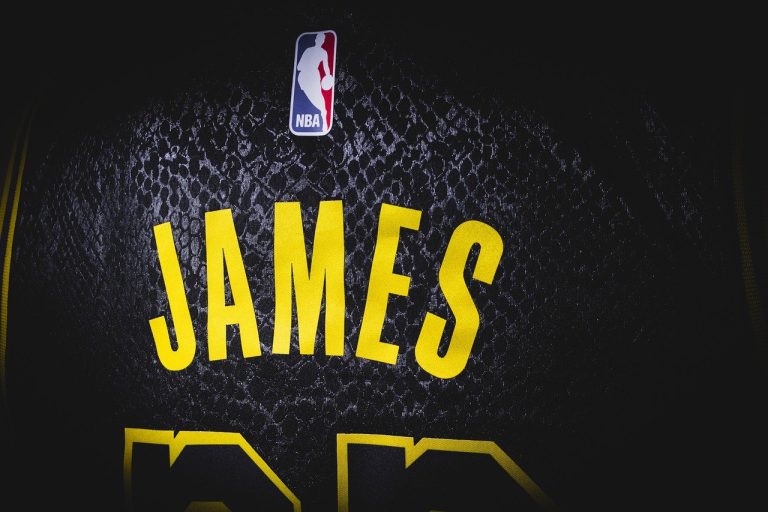 Lebron James éjecté pour un coup de coude contre un joueur des Pistons