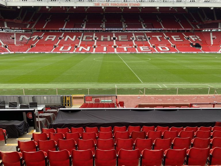 Les fans de Manchester United protestent contre les Glazers à Old Trafford