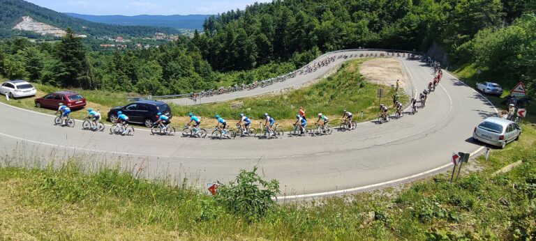 Le peloton du Tour de Lombardie reste immobile à Bergame