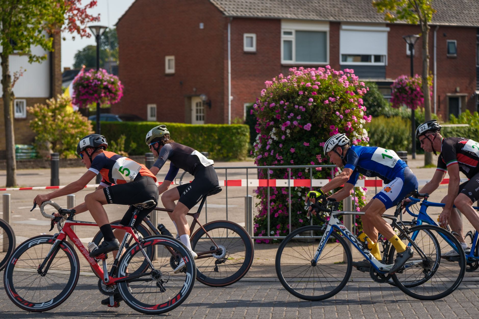 Tombé en course, Remco Evenepoel devient champion d’Europe à la photo-finish