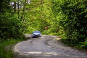 Elfyn Evans champion du monde WRC pour cinq points après la faute de Solberg